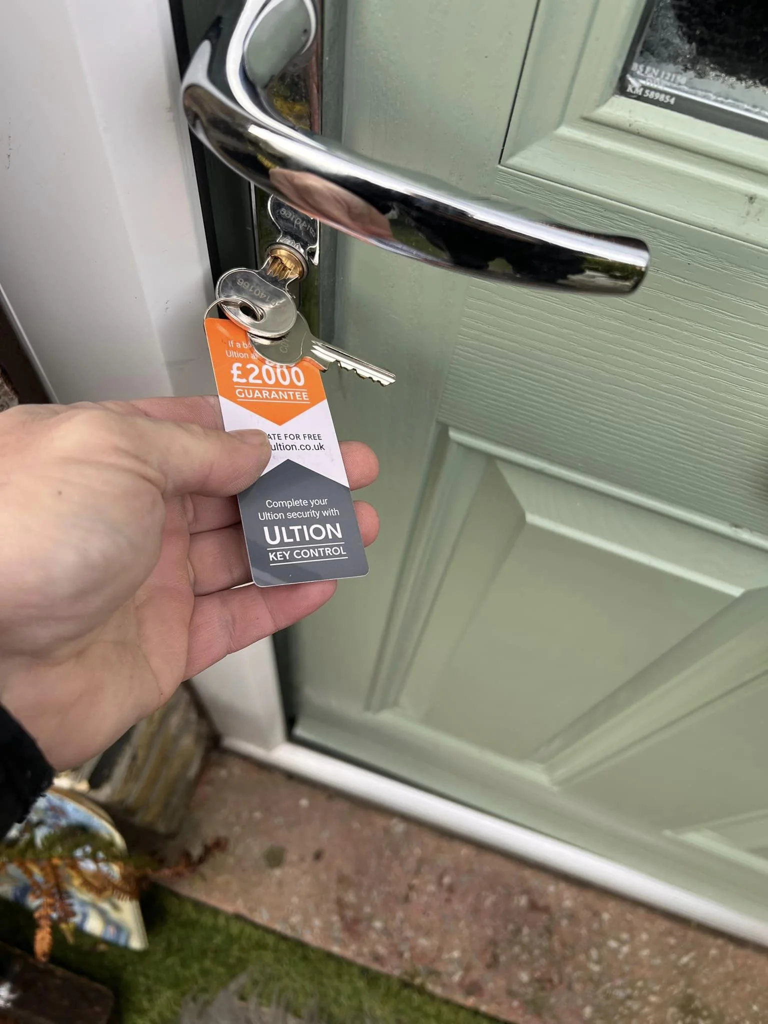 Changing lock cylinders when moving home